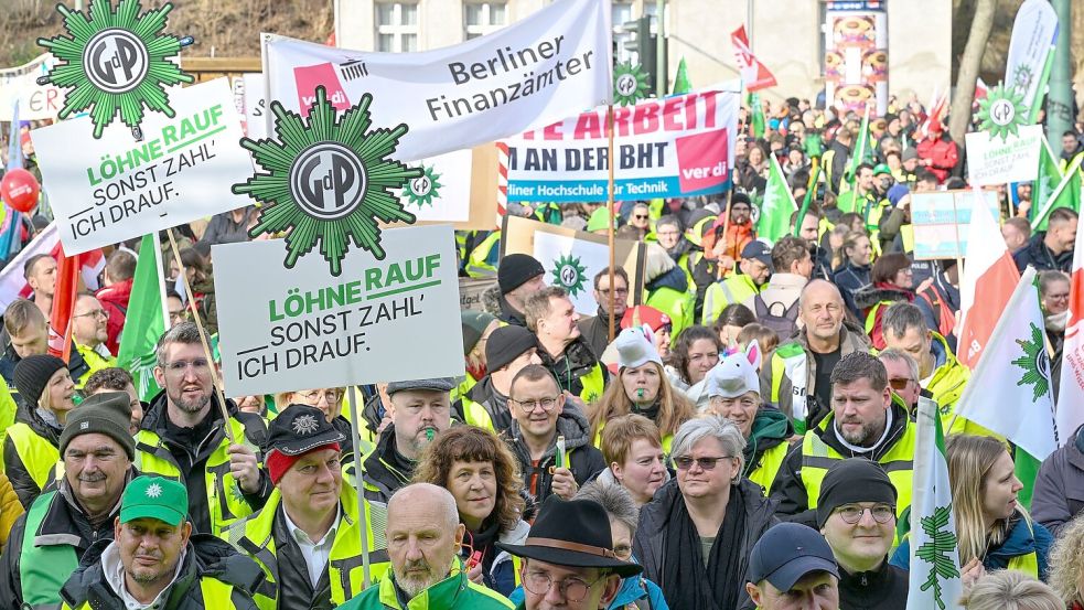 Begleitet wurde der Verhandlungsauftakt von erneuten Demonstrationen. Foto: Soeren Stache
