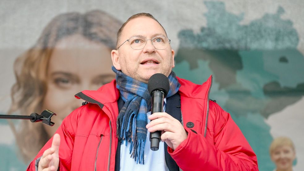 Verdi-Chef Frank Werneke macht vor Beschäftigten noch einmal Druck. Foto: Soeren Stache