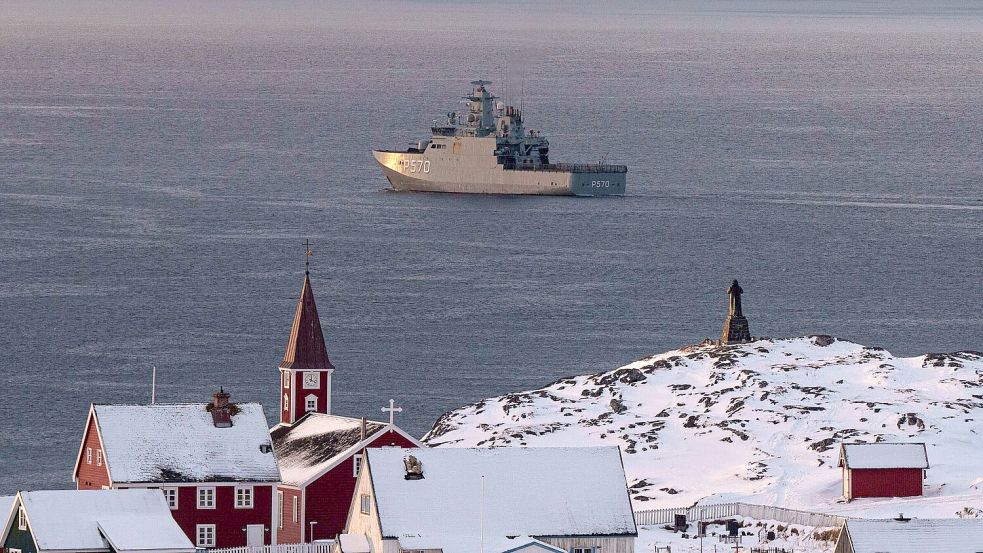Rund um Grönland dürfte es künftig eine deutlich stärkere Nato-Präsenz geben. (Archivbild) Foto: Evgeniy Maloletka/AP/dpa