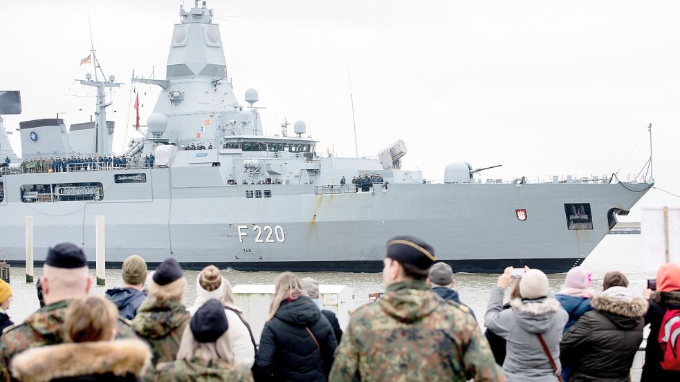 Der Marinestützpunkt Wilhelmshaven, hier mit der Fregatte „Hamburg“, ist einer der Anlaufpunkte der Bundeswehr von Schülern aus dem Landkreis Aurich.Foto: DPA