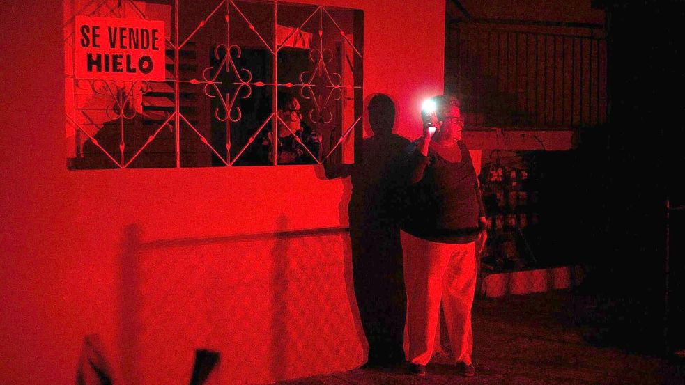 Wegen der Energiekrise müssen die Kubaner seit Jahren täglich stundenlang ohne Elektrizität auskommen. (Archivbild) Foto: Ramon Espinosa/AP/dpa
