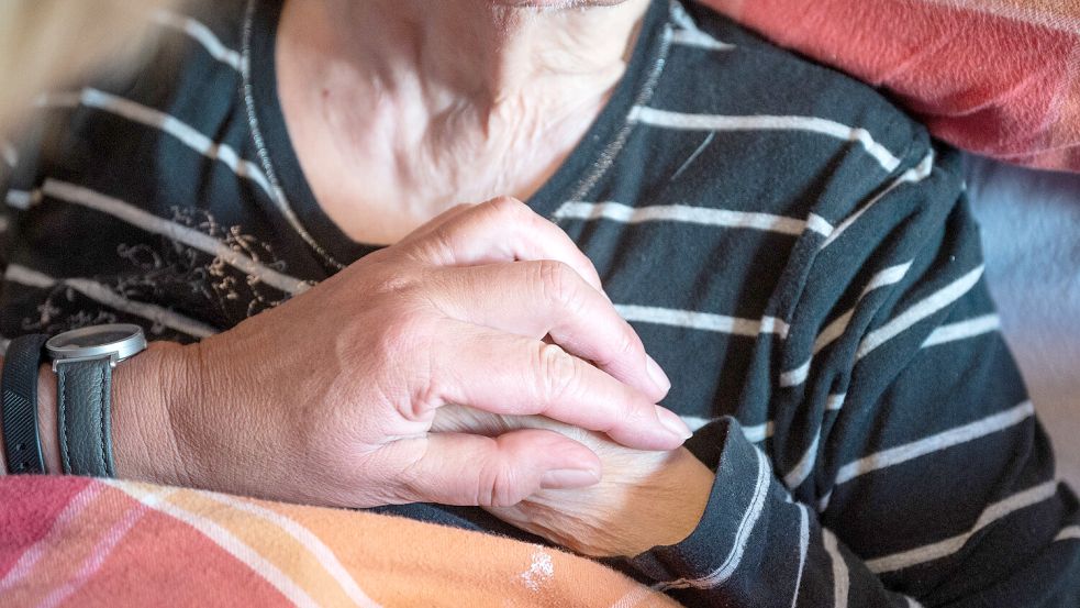 Wenn der letzte Gang ansteht, brauchen wir stützende Hände – und keine chipgesteuerten Giftkapseln, findet unser Autor. Foto: dpa/Bernd Thissen