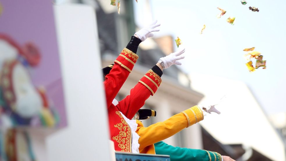An Karneval muss man sich in Köln eigenverantwortlich vor Wurfgeschossen in Acht nehmen, wie das Amtsgericht verfügt hat (Archivbild). Foto: picture alliance/dpa