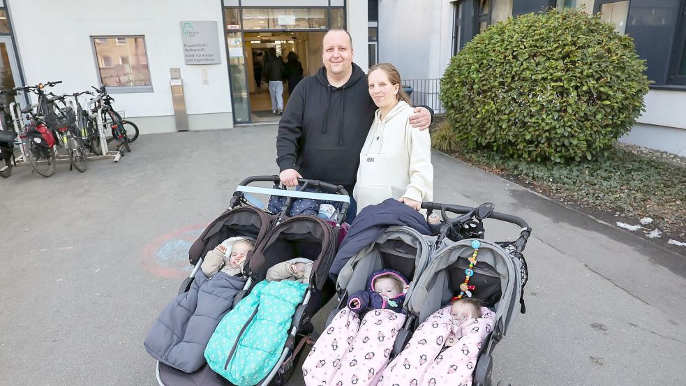 Zwei Zwillingspaare im Kinderwagen, eins im Bauch - Jasmin Schmidt und Andreas Rittner freuen sich wieder auf doppeltes Glück. Foto: Daniel Löb