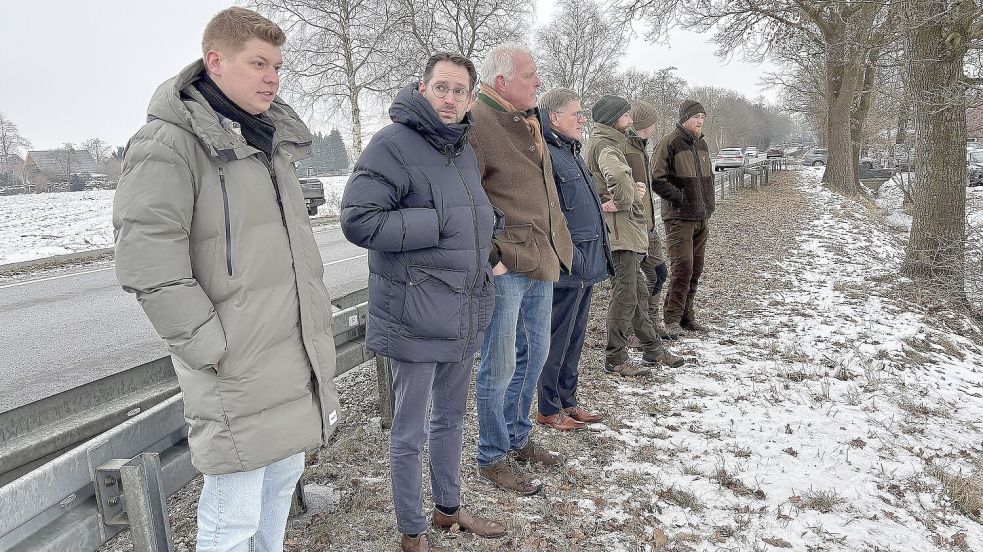 Tammo Bents (von links) und Sebastian Smolinski vom Landkreis Aurich unterstützen das Projekt von Gerold Lengert von der Kreisjägerschaft ebenso wie der Auricher Bürgermeister Horst Feddermann und die Hegeringsleiter und Jagdpächter. Foto: Karin Böhmer