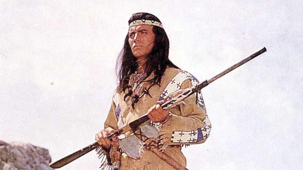 Unvergessen: Pierre Brice als edler Apachen-Häuptling Winnetou – ein Kindheitsidol vieler Boomer. Foto: IMAGO/stock&people/United Archives