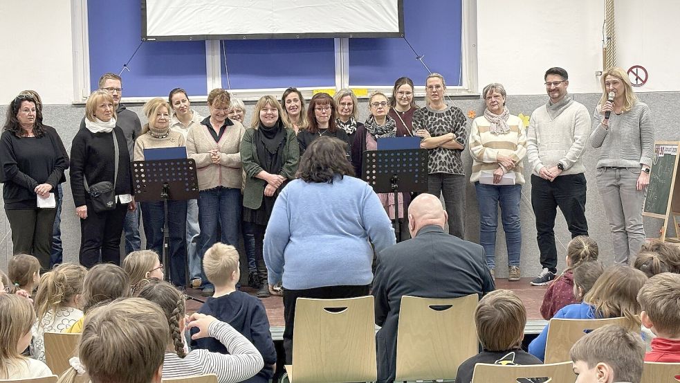 Das Kollegium kämpfte beim traditionellen Abschiedslied mit den Tränen. Foto: Karin Böhmer
