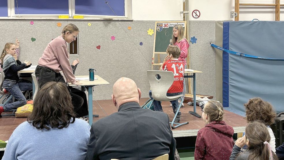Die Plattdeutsch-AG zeigte mit Humor, wie der Matheunterricht auf Plattdeutsch abläuft. Foto: Karin Böhmer