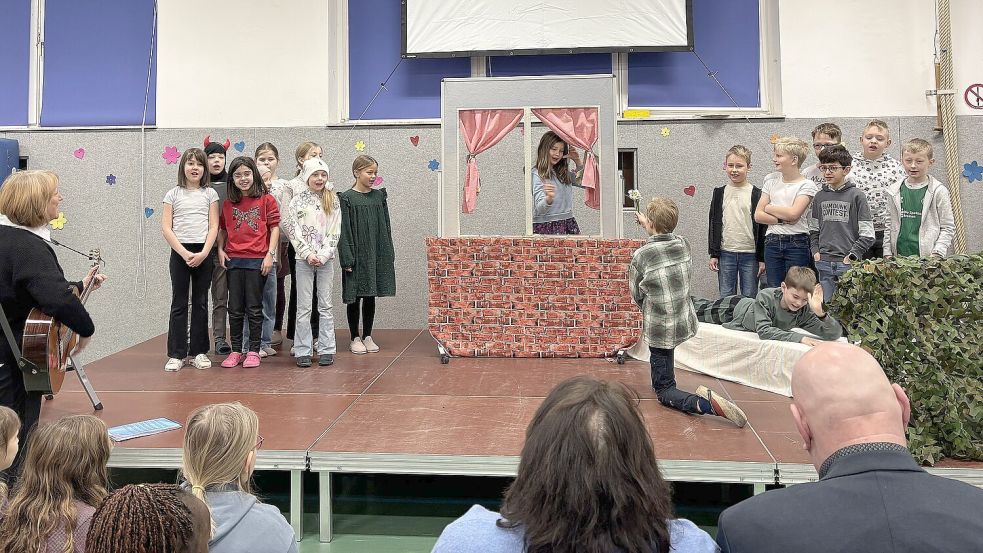 Margret Adens Klasse 3b hatte sich Gedanken darüber gemacht, wie die Lehrerin wohl ihren Mann kennengelernt hat. Foto: Karin Böhmer