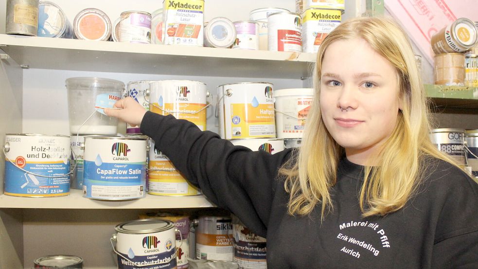 Bei der richtigen Farbwahl macht ihr keiner was vor: Die angehende Malerin und Lackiererin Lara Vöge.Foto: HWK/J. Stöppel