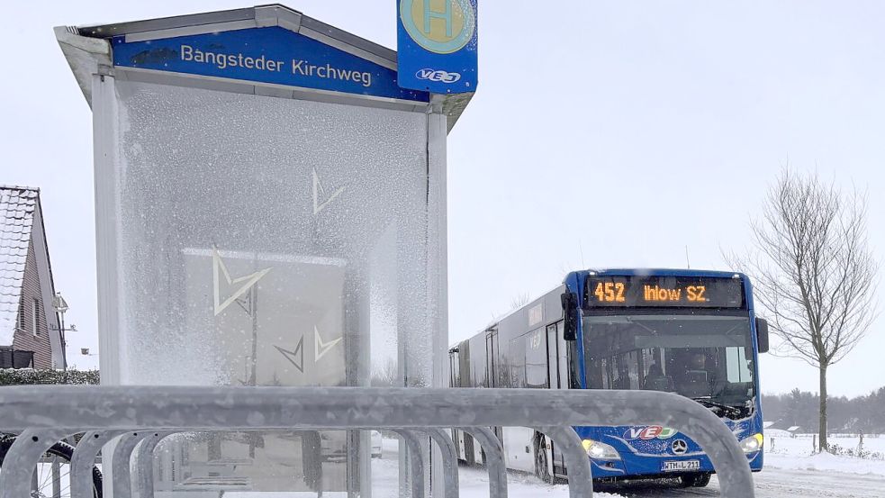 In den vergangenen Wochen hatte die Schülerbeförderung im Landkreis Aurich vor allem mit Eis und Schnee zu kämpfen, wie hier in Ihlowerfehn.Foto: Christin Wetzel