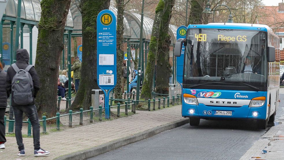 Im Landkreis Aurich gibt es keine Schulbusse – die Schüler müssen die Linienbusse, hier ein Bild vom Auricher Busbahnhof, benutzen.Foto: Romuald Banik