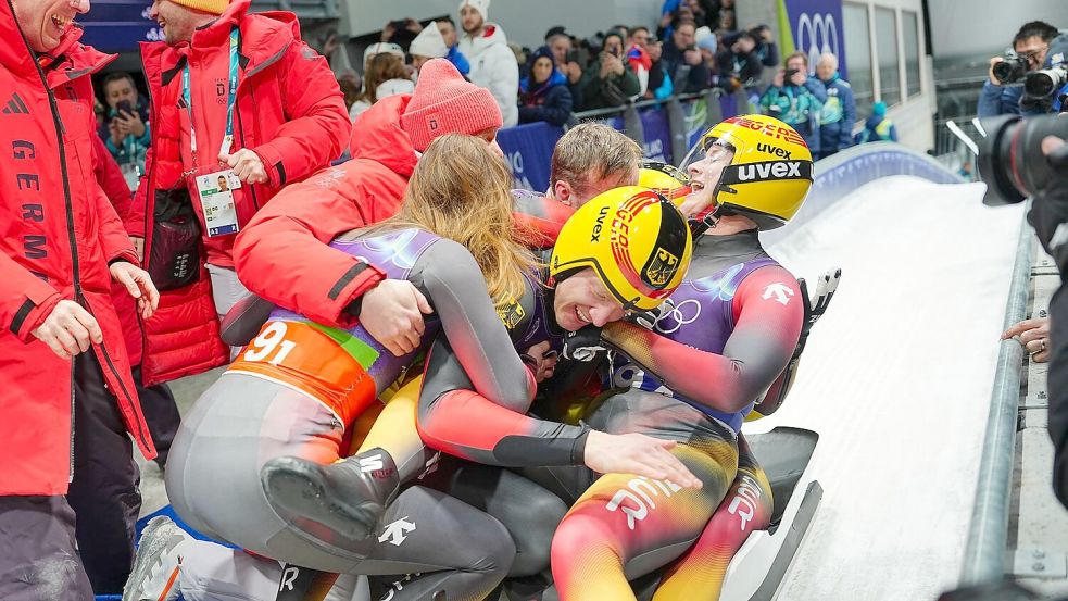 Der Jubel im Eiskanal kennt nach dem Olympiasieg in der Team-Staffel keine Grenzen. Foto: Michael Kappeler