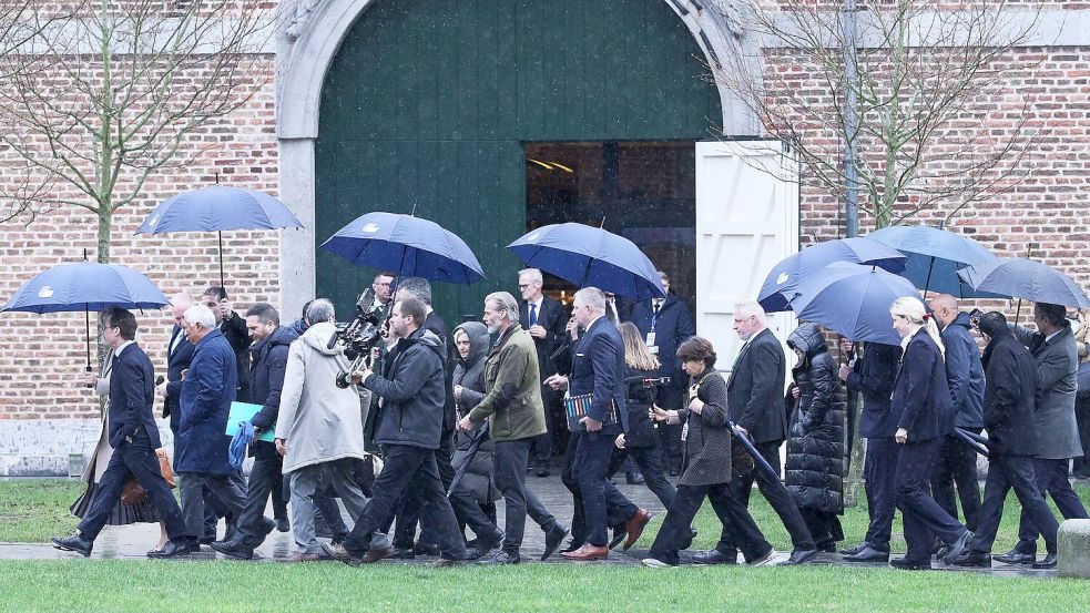 Die Spitzenpolitiker treffen sich auf einem Wasserschloss im flämischen Teil Belgiens. Foto: Omar Havana/AP/dpa