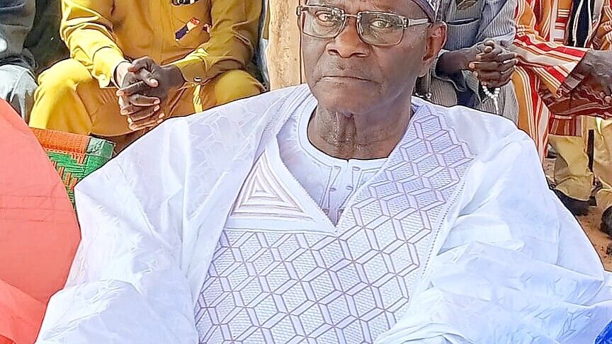 In einem traditionellen afrikanischen Gewand: Dr. Issifi Djibey in seinem Geburtsland Niger. Der frühere Chefarzt für Gefäß- und Thoraxchirurgie ist in direkter Linie Nachfahre von König Mohammed Askia I., der vor 500 Jahren über das Songhai-Reich herrschte. Es war eines der größten Reiche der afrikanischen Geschichte. Foto: Privat