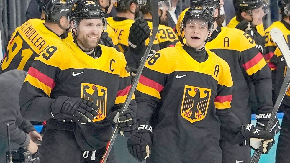 Leon Draisaitl und Tim Stützle führen Deutschlands Eishockey-Team zum Sieg gegen Dänemark Foto: Hassan Ammar/AP/dpa