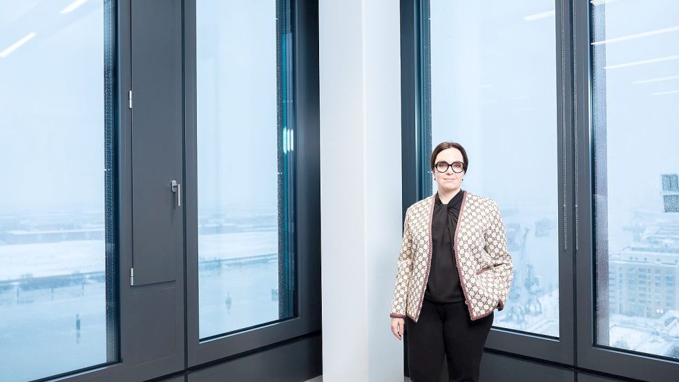 Die Schwedin Borg leitet seit 2020 den staatseigenen schwedischen Energiekonzern Vattenfall, der Deutschland zu seinen Kernmärkten zählt. Auf dem Bild steht Borg in der Hamburger Vattenfall-Zentrale. Im Hintergrund ist die Norderelbe zu sehen. (Archivbild) Foto: Ulrich Perrey
