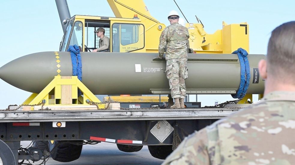 Die bunkerbrechende Bombe kann auch sehr tief liegende Anlagen angreifen. (Archivbild) Foto: Uncredited/US Air Force/dpa