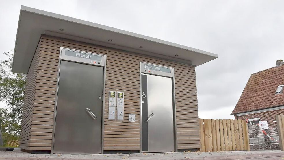 So sieht die „betriebsfertige Kompakt-WC-Anlage“ in Marienhafe aus. Sie wurde 2023 für 180.000 Euro angeschafft. Foto: Thomas Dirks
