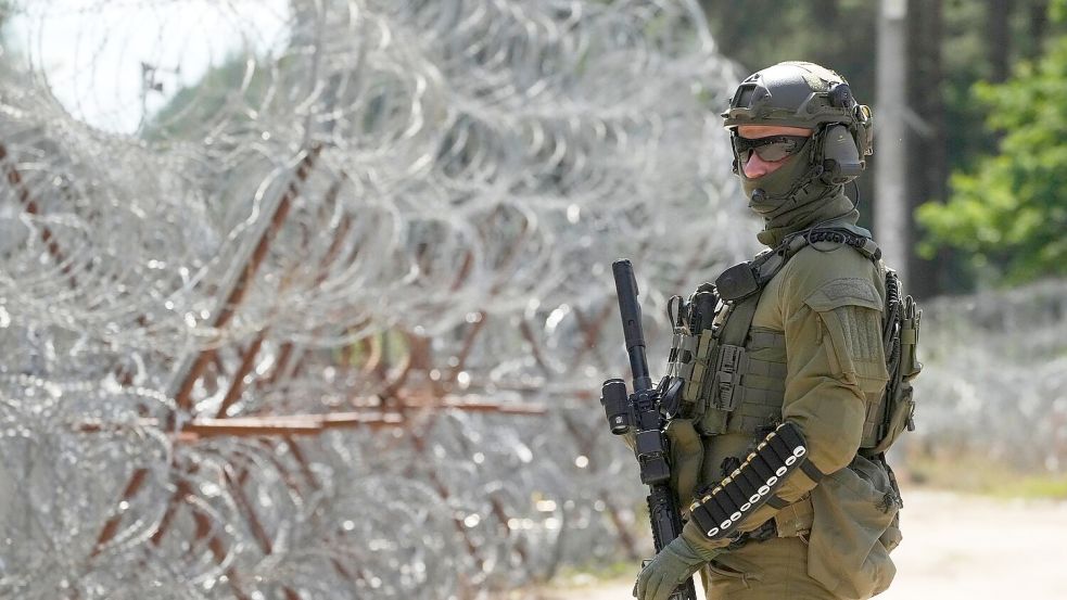 Schmuggel-Ballons haben die streng bewachte Grenze zwischen Belarus und Polen überflogen. (Archivbild) Foto: Czarek Sokolowski/AP/dpa
