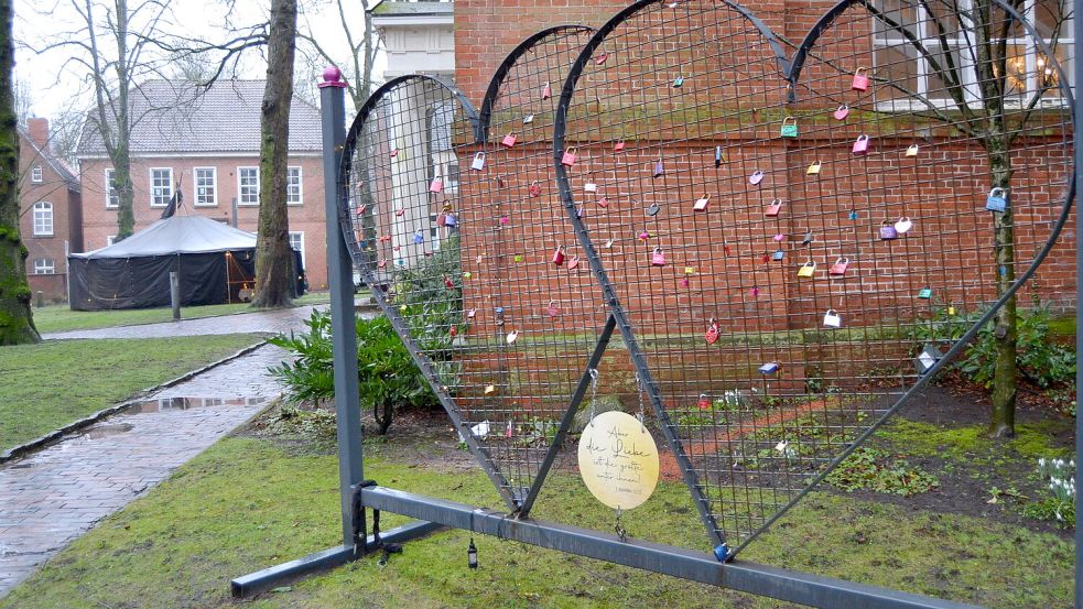 In den vergangenen Jahren bot die Lambertikirche in Aurich verschiedene Aktionen zum Valentinstag an - unter anderem diese Metallherzen für Liebesschlösser. In diesem Jahr nimmt die Gemeinde an einer landesweiten Aktion teil. Foto: Archiv