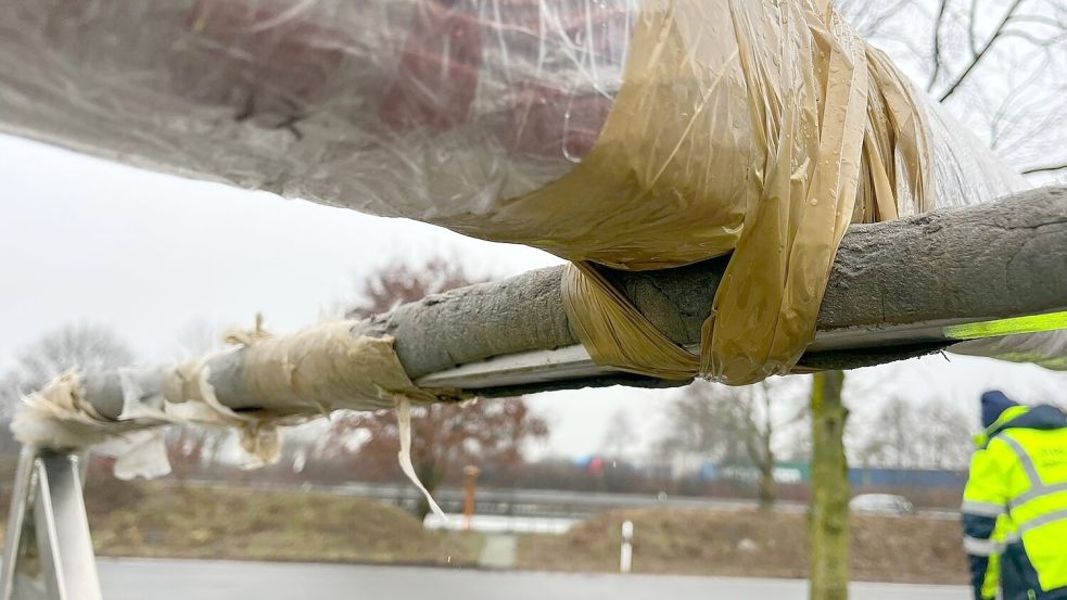 Auf einem Pritschenwagen war die Ladung mit Klebeband gesichert. Foto: Polizei
