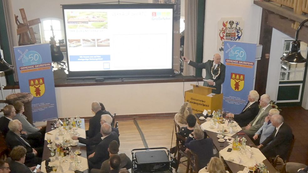 Mit einer Präsentation auf einer Leinwand veranschaulichte Bürgermeister Erwin Adams seine Ausführungen. Foto: Gemeinde Großefehn