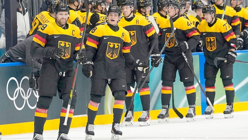 Leon Draisaitl (l) und Tim Stützle (r) machten gegen Dänemark unter anderem den Unterschied. Foto: Hassan Ammar/AP/dpa