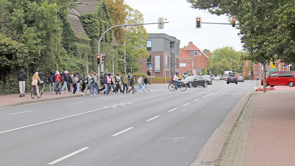 Die Ampel an der Von-Jhering-Straße wird täglich von vielen Schülern genutzt. Die Auricher Politik wünscht sich eine zeitnahe Klärung, wie in dem Bereich mehr Sicherheit gewährleistet werden kann. Foto: Heino Hermanns