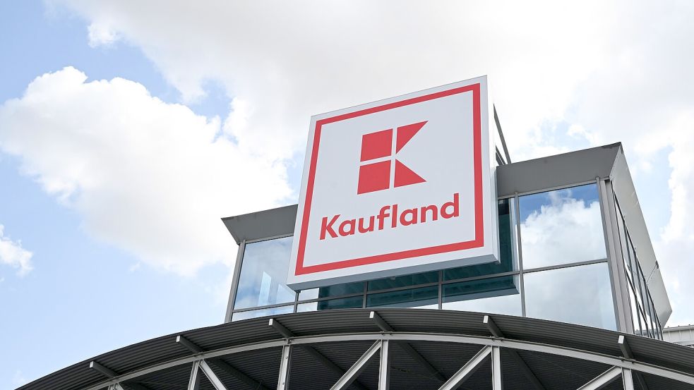 Das Logo von Kaufland: Der Lebensmittelhändler wird die Filiale in Norden schließen. Symbolfoto: Bernd Weißbrod/dpa