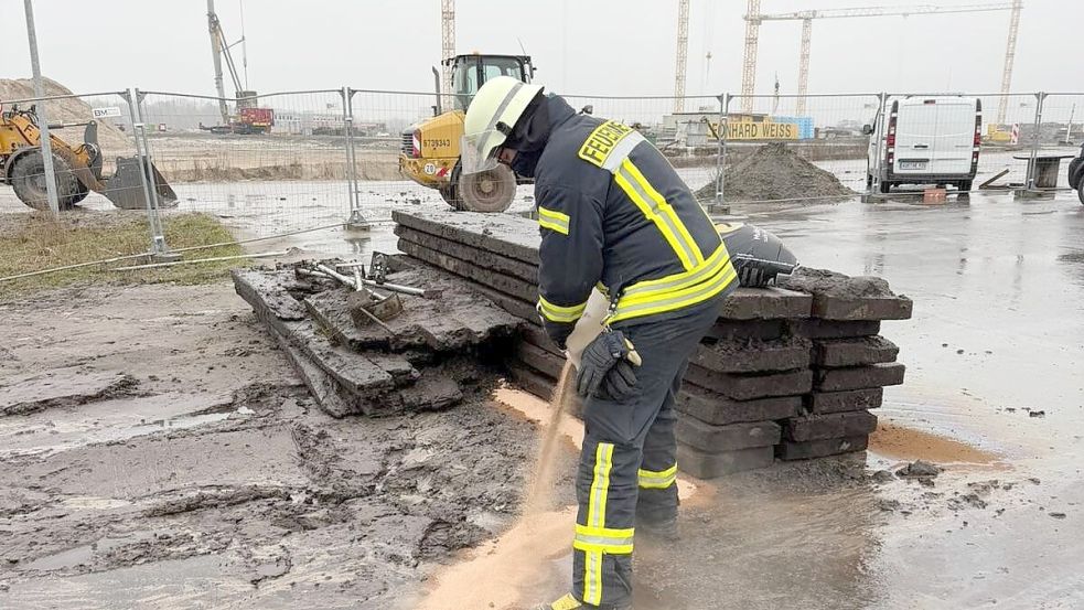 Mit einem speziellen Bindemittel wurde die Ausbreitung des Öls verhindert. Foto: Feuerwehr