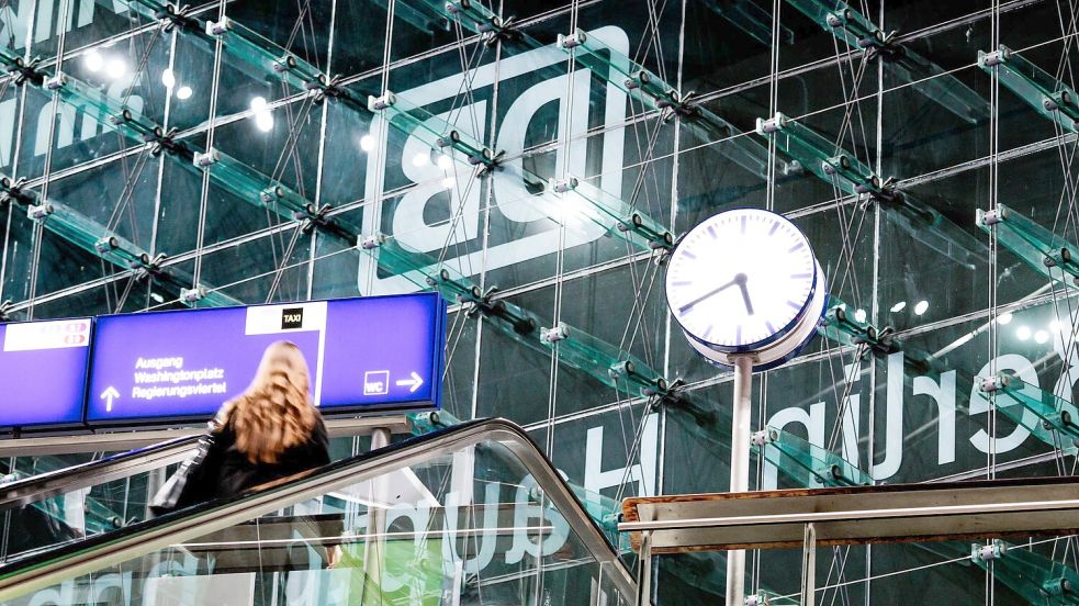 Bund und Bahn wollen mehr für die Sicherheit der Beschäftigten im Bahnverkehr tun. Foto: Carsten Koall
