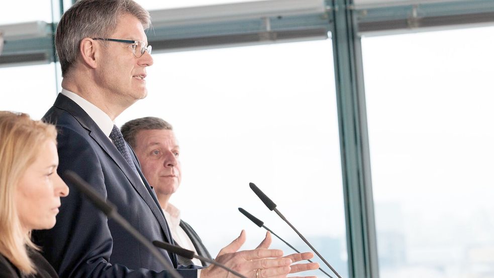 Bundesverkehrsminister Schnieder hat konkrete Maßnahmen für mehr Sicherheit von Bahnbeschäftigten angekündigt. Foto: Carsten Koall/dpa