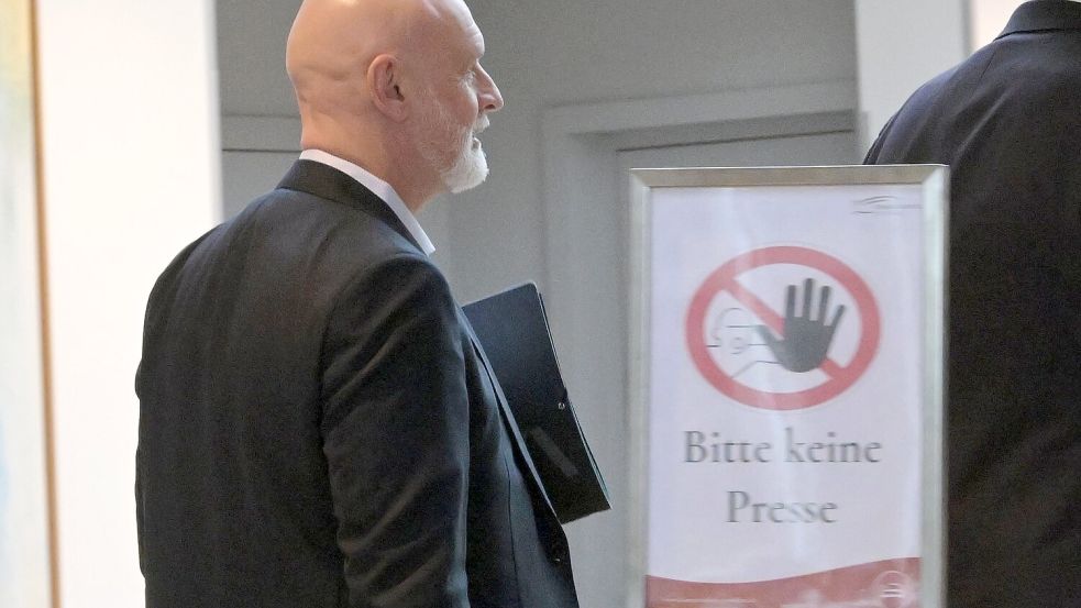 Es dringt nicht viel heraus aus dem Verhandlungssaal, hier dbb-Chef Volker Geyer im Potsdamer Hotelfoyer. Foto: Michael Bahlo
