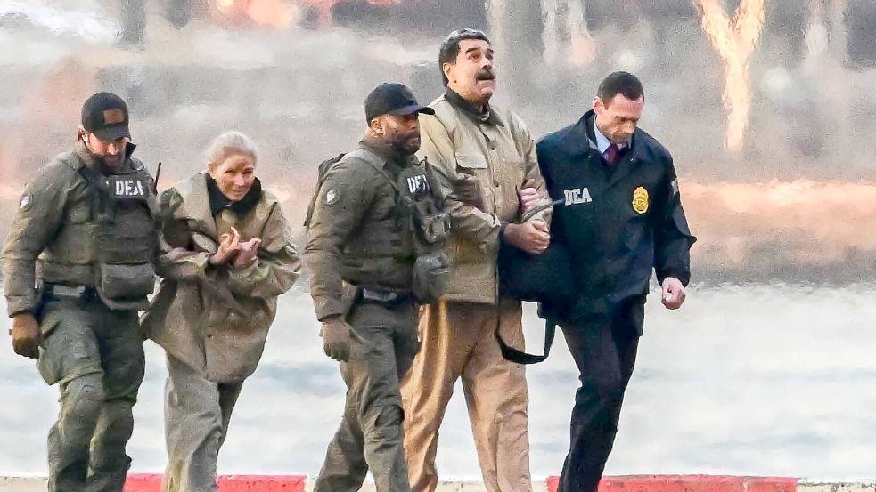 Venezuelas Präsident Nicolas Maduro und seine Frau Cilia Flores werden in New York mit einem Helikopter zum Bundesgericht gebracht. Foto: IMAGO / ZUMA Press Wire/Kyle Mazza/CNP MediaPunch