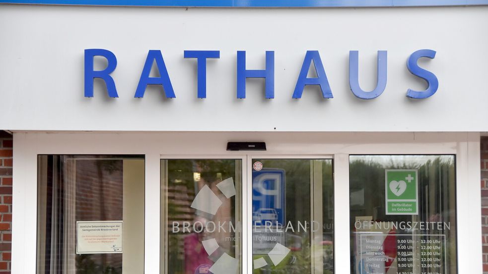 Der Eingang zum Rathaus der Samtgemeinde Brookmerland in Marienhafe. Foto: Thomas Dirks