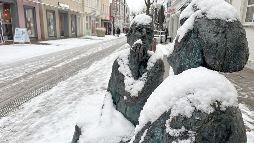 Die Skulpturengruppe „Oma und Opa“. Soll der Ortsrats Aurich-Kernstadt aufgelöst werden? Die Frage treibt die Auricher Politik um. Foto: Mieke Matthes
