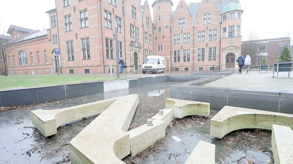 Die Zeit der großen Buchstaben ist fast vorbei: Durch Unfälle und Vandalismus wurden immer mehr Bestandteile des Schriftzuges zerstört. Foto: Romuald Banik