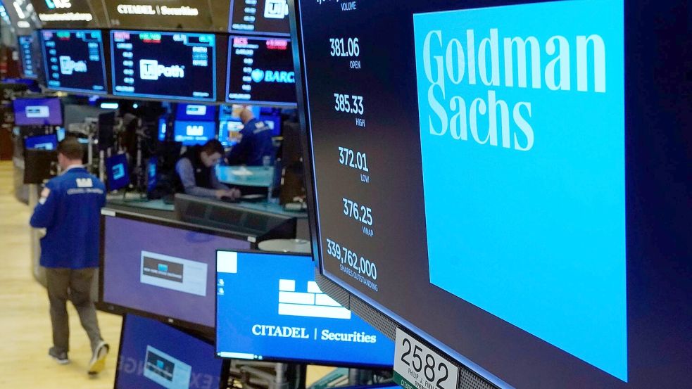 Goldman Sachs gab den Rücktritt von Chefjuristin Kathryn Ruemmler nach Epstein-Enthüllungen bekannt. (Archivbild) Foto: Richard Drew/AP/dpa