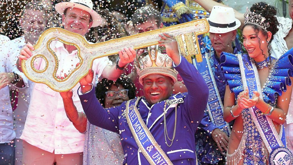 Der weltberühmte Karneval in Brasiliens Millionenmetropole Rio de Janeiro ist offiziell eröffnet. Foto: Silvia Izquierdo/AP/dpa
