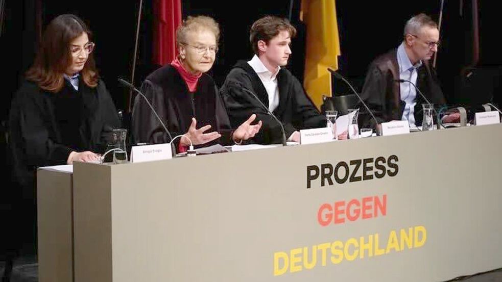 In dem fiktiven Prozess wird über ein Verbot der AfD verhandelt. Foto: Fabian Hammerl/Thalia Theater/dp