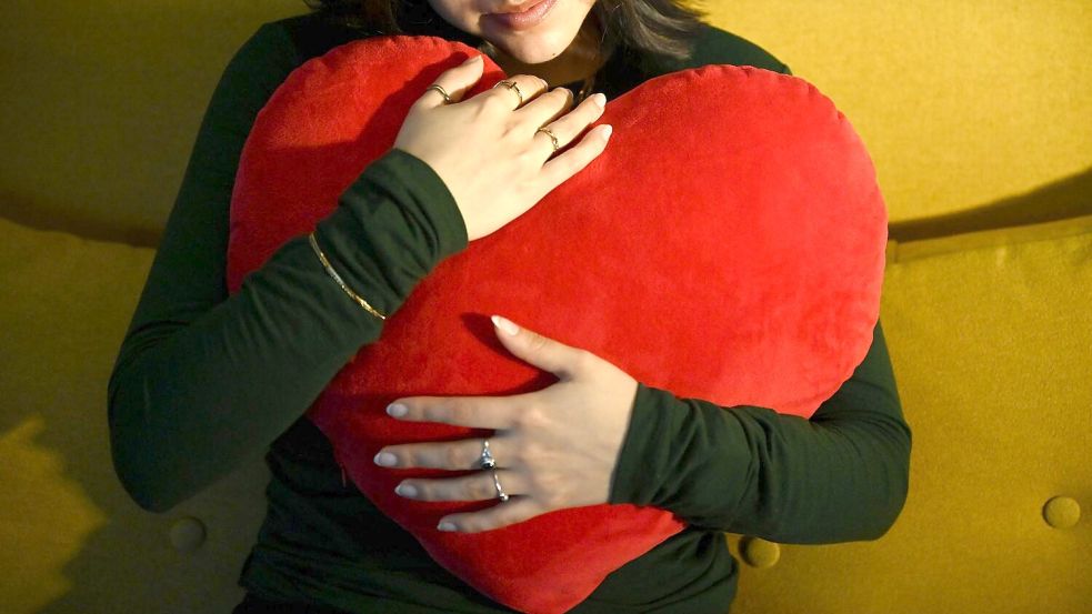 Lass dich drücken: Das rote Herz ist das Symbol der Liebe. (Archivbild) Foto: Elisa Schu/dpa