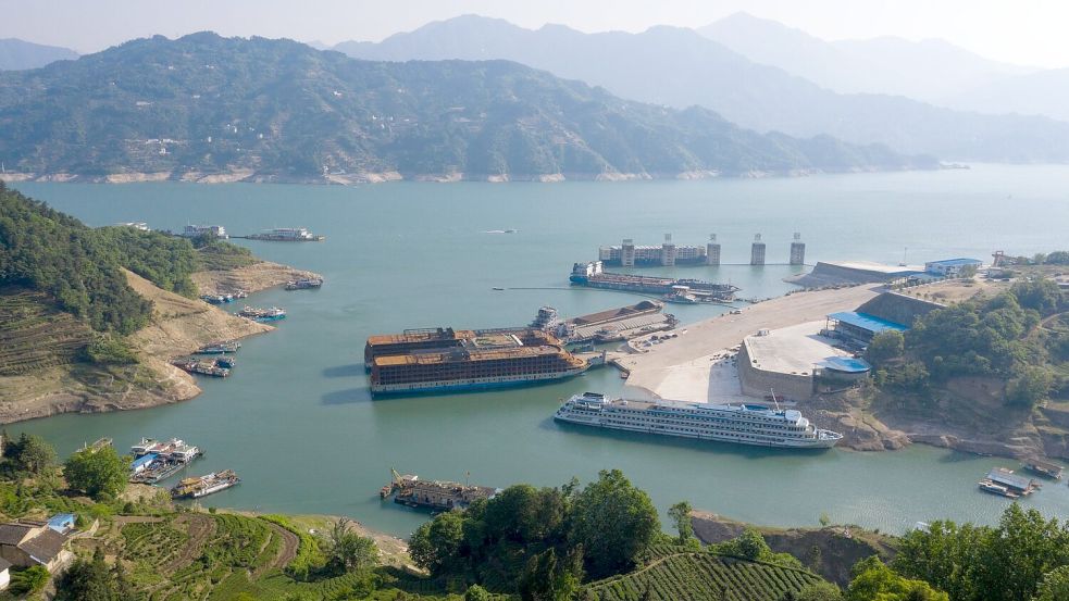 Boote und Schiffe liegen im Flussbecken von Zigui. Foto: Lei Yong/XinHua/dpa