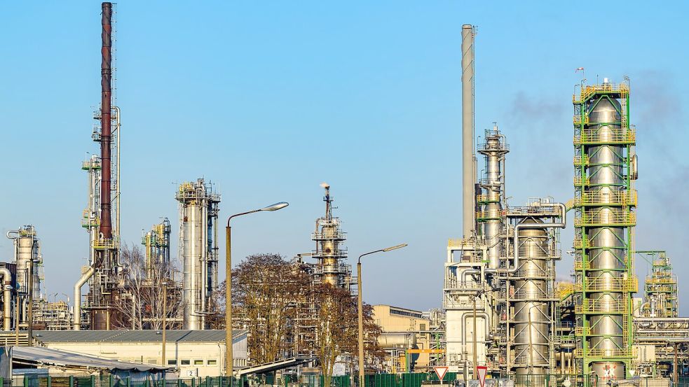 Die PCK-Raffinerie in Schwedt/Oder befürchtet negative Folgen für die Versorgung mit Sprit und Heizöl, falls US-Sanktionen in Kraft treten (Archivbild). Foto: Patrick Pleul