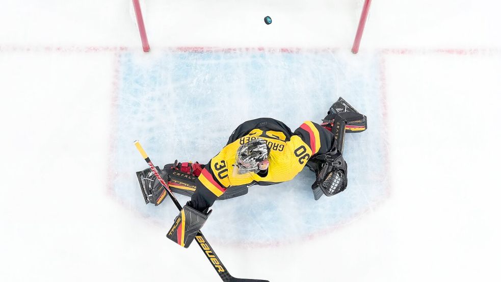 Gegen effiziente Letten kassierte NHL-Keeper Grubauer vier Gegentore Foto: Darko Bandic/AP/dpa