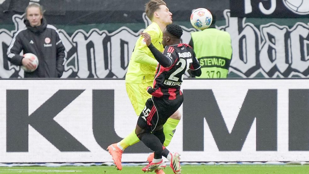 Musste frühzeitig verletzt vom Feld: Frankfurts Arnaud Kalimuendo. Foto: Marc Schüler