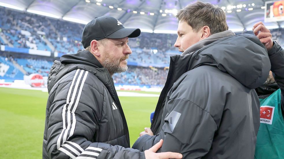 Wiedersehen: HSV-Trainer Merlin Polzin (r) begrüßt seinen einstigen Chef und heutigen Union-Trainer Steffen Baumgart. Foto: Christian Charisius