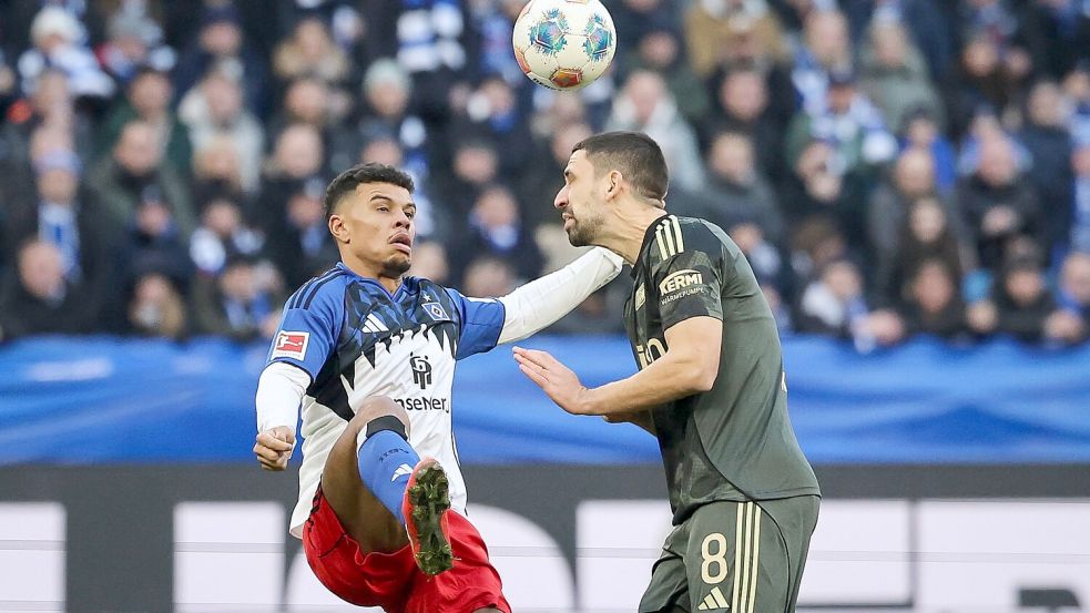 Erzielte seine Saisontore drei und vier: HSV-Stürmer Ransford Königsdörffer (l) im Duell mit Berlins Rani Khedira Foto: Christian Charisius