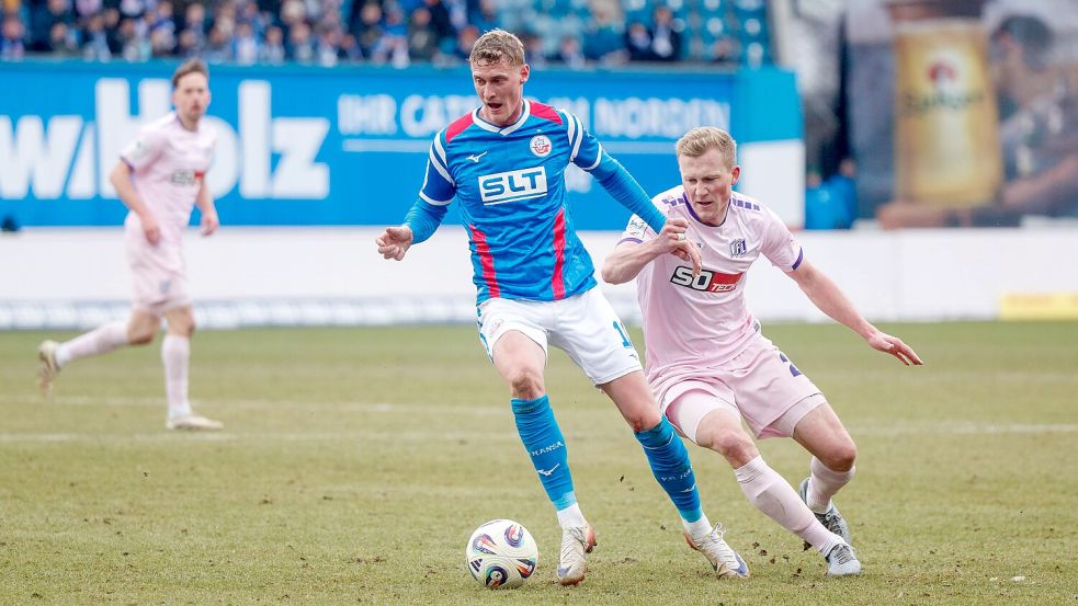 Fordert 100 Prozent von seiner Mannschaft: VfL-Abwehrmann Niklas Wiemann (rechts), hier im Duell mit Rostocks Emil Holten. Foto: IMAGO/Andy Buenning