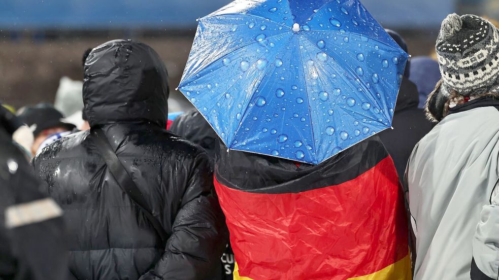 Die Fans ließen sich vom miesen Wetter nicht aufhalten. Foto: Daniel Karmann